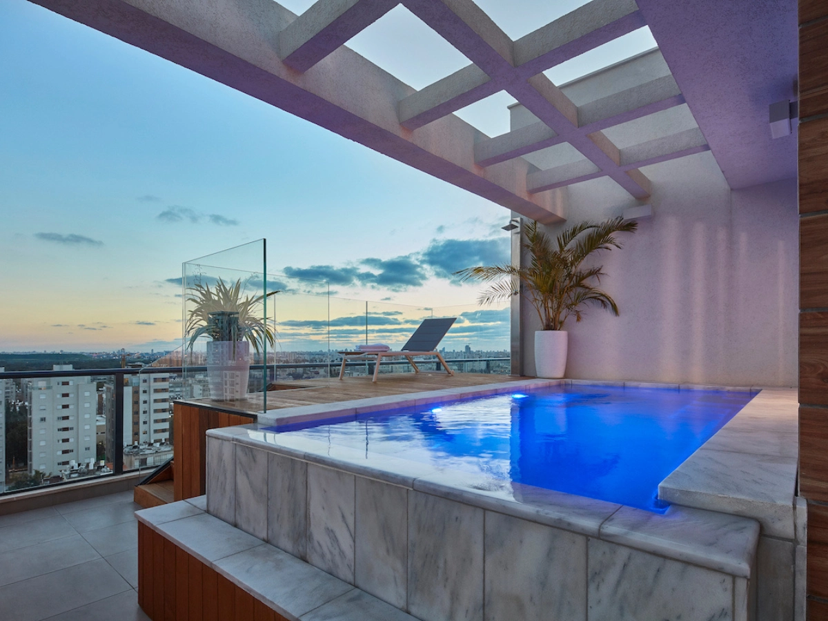 Panoramic Roof Pool